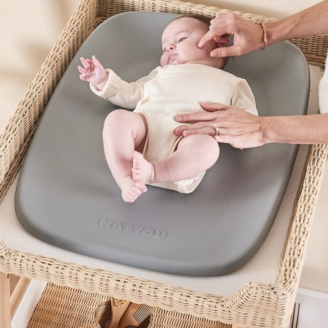 Saltea de infasat, Nattou, Softy, Moale, Utilizabil si fara husa, Design ergonomic, Spuma PU, 70x50x10 cm, Fara BPA, 0 luni+, Gri BYN145046