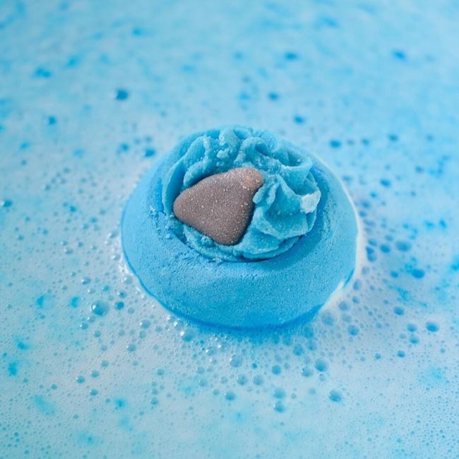 Bomba de baie handmade, cu figurina, Shark Attack Bath Blaster 160g, Bomb Cosmetics