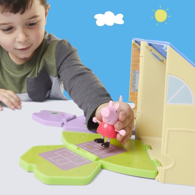PEPPA PIG LOCUL DE JOACA APASA SI DESCHIDE AL LUI PEPPA VIVG0530