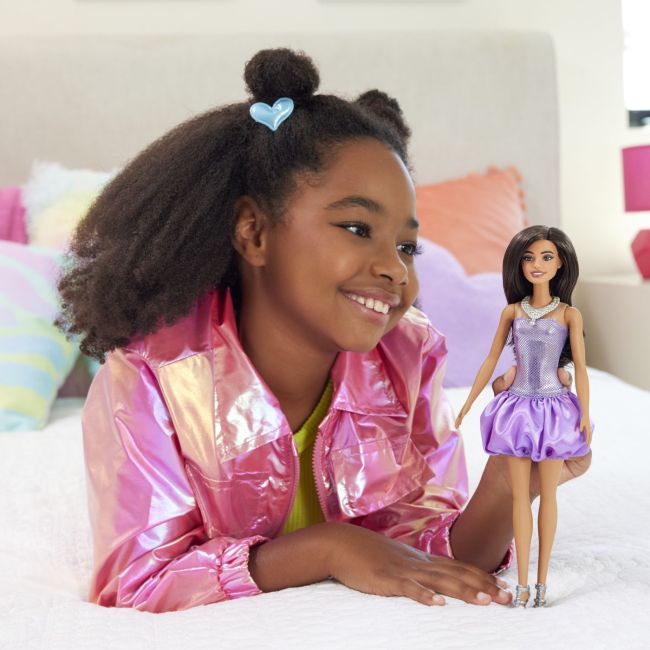 BARBIE FASHIONISTAS PAPUSA BARBIE BRUNETA CU ROCHIE MOV CU PAIETE VIVMTHYT92