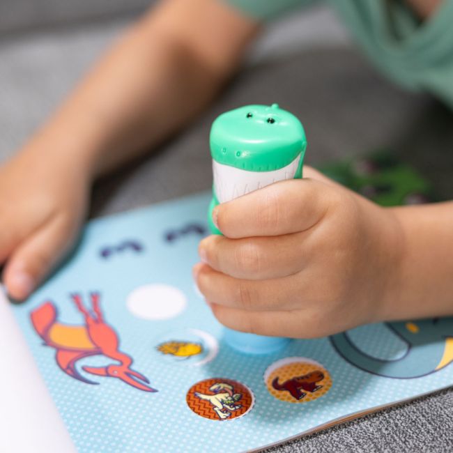 MELISSA AND DOUG SET DE JOACA AUTOCOLANTE SI STAMPILA REINCARCABILA DINOZAUR VIV6074899