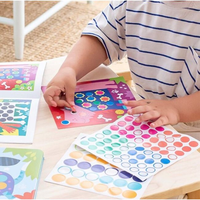 Joc creativ cu autocolante, Micii Catelusi, APLI, 3 ani+