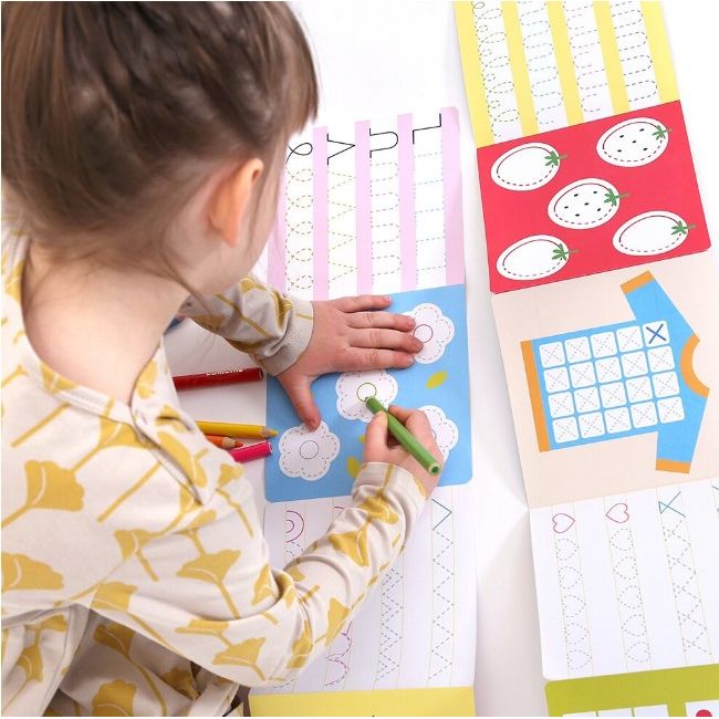 Carte de colorat si trasat linii pentru copii Banana Panda Ready To Trace Intermediate Lines, imagini cu obiecte comune, 23 ilustratii de trasare si colorare, 2 carti tip acordeon, 96 cm lungime SOLBP50159