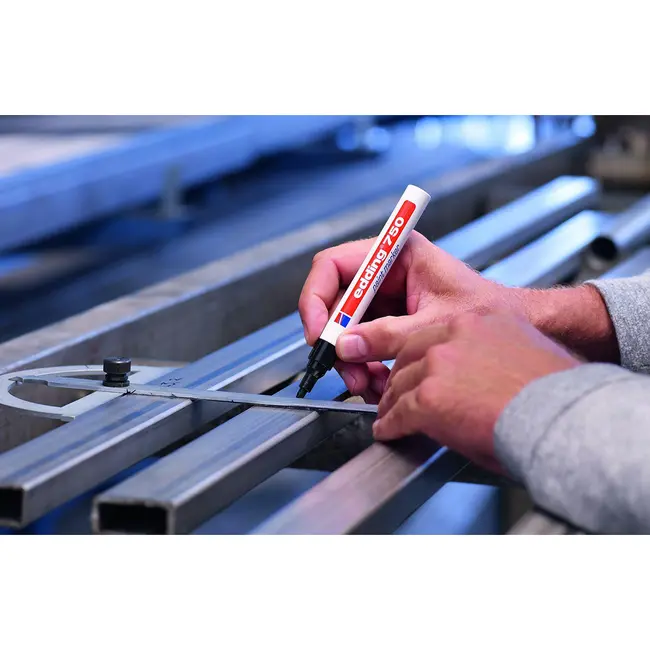 Marker permanent Edding 750, cu vopsea, corp metalic, varf rotund, 2-2-4 mm, negru BPTCED7501