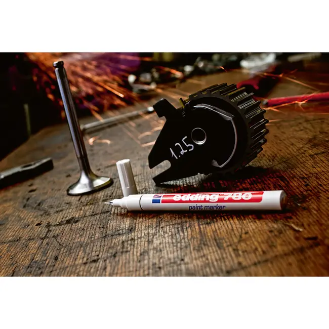 Marker permanent Edding 780, cu vopsea, corp aluminiu, varf rotund, 0.8 mm, alb BPTCED7800