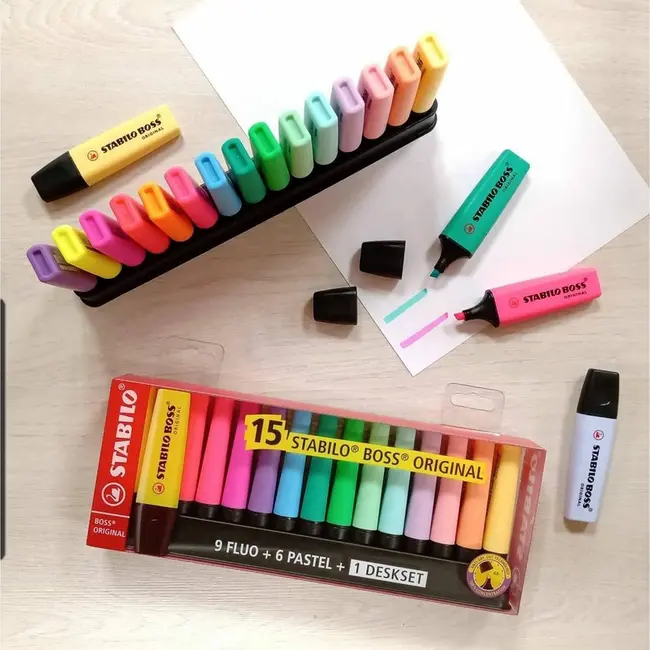 Textmarker Stabilo Boss Original, 15 culori/set, 9 culori fluorescente, 6 culori pastelate, cu suport de birou BPTCSW70150B