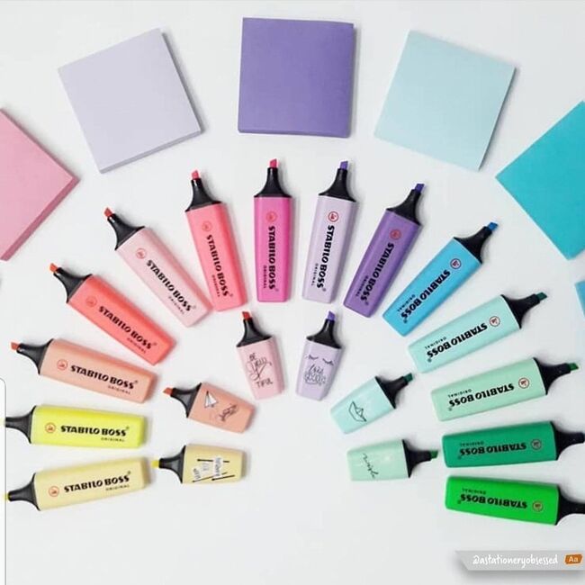 Textmarker Stabilo Boss Original, 15 culori/set, 9 culori fluorescente, 6 culori pastelate, cu suport de birou BPTCSW70150B