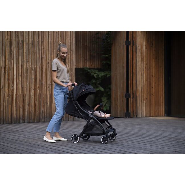 Carucior sport, Lionelo, Julie One, De la nastere, Greutate redusa, Cu accesorii, Cadru din aluminiu, 0-22 kg, Pliere compacta pentru avion, Conform cu standardele europene de securitate EN1888-1 si EN1888-2, Negru BYNLO-JULIE_ONE_BLACK