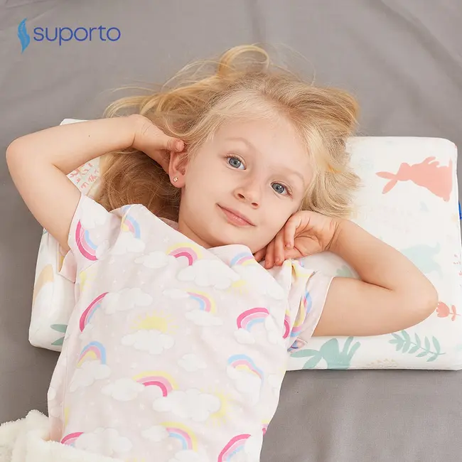 Perna copii Suporto Toddler, 2 - 9 ani, Ortopedica si Hipoalergenica din Spuma cu Memorie, 2 Inaltimi pentru dormit si Suport cervical, Husa Bumbac 100%, Alba, Model Iepurasi SPTPCO3