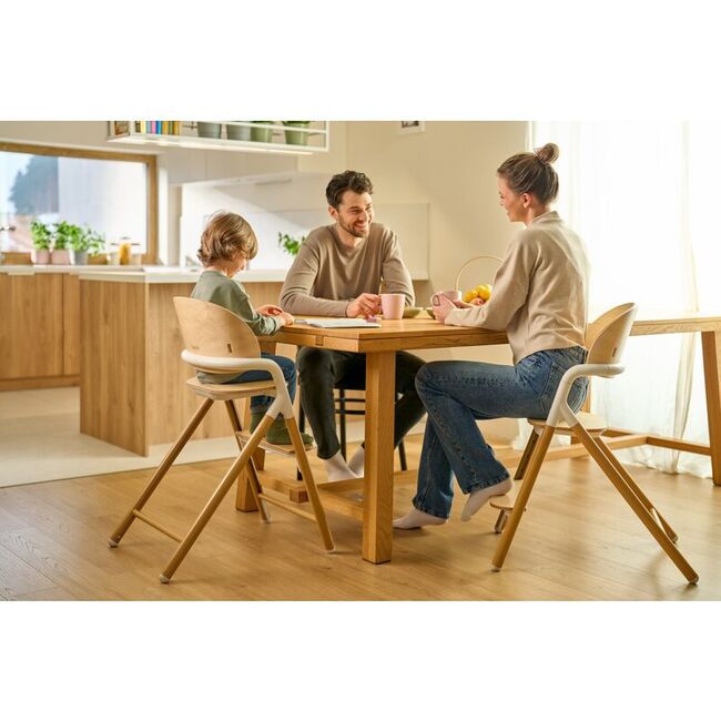 Scaun de masa multifunctional Celia, Lionelo, Din lemn de fag, 6 luni- adult, Reglabil pe inaltime, Spatar lat, Sezut ergonomic, Tavita silicon, Suport de picioare reglabil, Greutate maxima 90 Kg, Alb/Natural BYNLO-CELIA_WHITE_NATURAL_WOOD