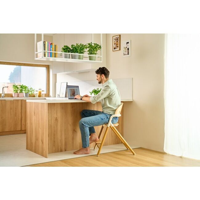 Scaun de masa multifunctional Celia, Lionelo, Din lemn de fag, 6 luni- adult, Reglabil pe inaltime, Spatar lat, Sezut ergonomic, Tavita silicon, Suport de picioare reglabil, Greutate maxima 90 Kg, Alb/Natural BYNLO-CELIA_WHITE_NATURAL_WOOD