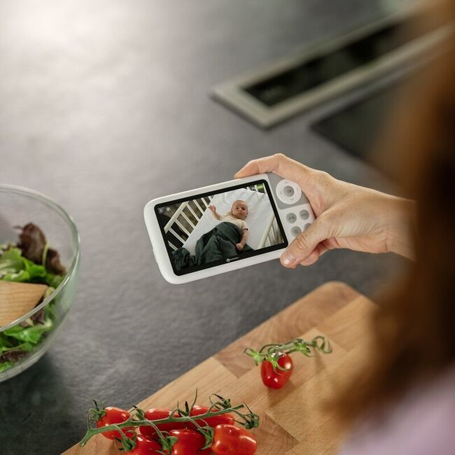 Video monitor, Petite&Mars, Eve 5.0, Ecran HD, Autonomie baterie pana la 16 ore, Raza de actiune 300m, Suport pentru pana la 4 camere, Comunicare bidirectionala, 8 melodii, Activare VOX la voce, Alb BYN680045