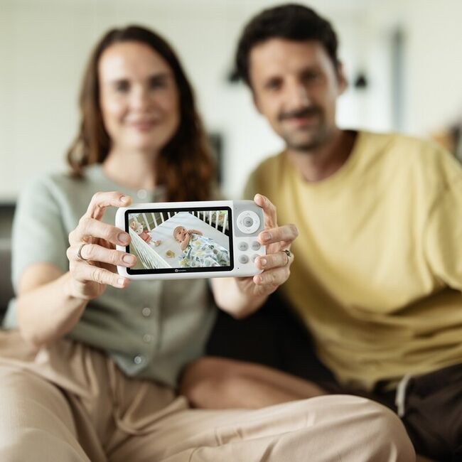 Video monitor, Petite&Mars, Eve 5.0, Ecran HD, Autonomie baterie pana la 16 ore, Raza de actiune 300m, Suport pentru pana la 4 camere, Comunicare bidirectionala, 8 melodii, Activare VOX la voce, Alb BYN680045