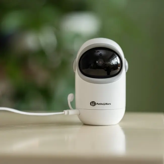 Video monitor, Petite&Mars, Eve 5.0, Ecran HD, Autonomie baterie pana la 16 ore, Raza de actiune 300m, Suport pentru pana la 4 camere, Comunicare bidirectionala, 8 melodii, Activare VOX la voce, Alb BYN680045