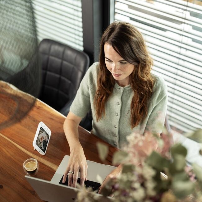 Video monitor, Petite&Mars, Eve 5.0, Ecran HD, Autonomie baterie pana la 16 ore, Raza de actiune 300m, Suport pentru pana la 4 camere, Comunicare bidirectionala, 8 melodii, Activare VOX la voce, Alb BYN680045