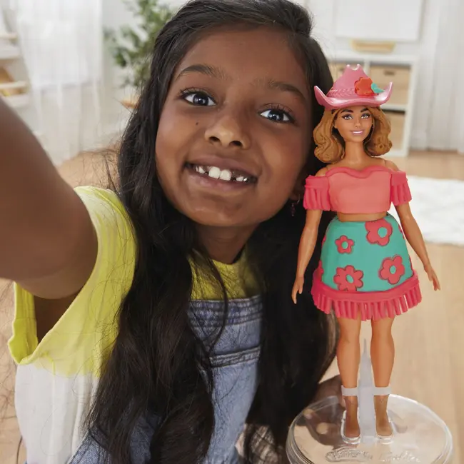 PLAY DOH BARBIE SET PLASTELINA CREATII VESTIMENTARE CU FLORI SI FRANJURI COWBOY VIVG1360