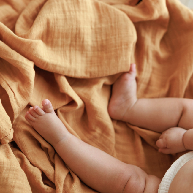 Onino - muselina multifunctionala din bumbac 100% organic, hug.me, honey gold, x1 bucata, 120 x 120 cm, certificata gots bbbcdsw001