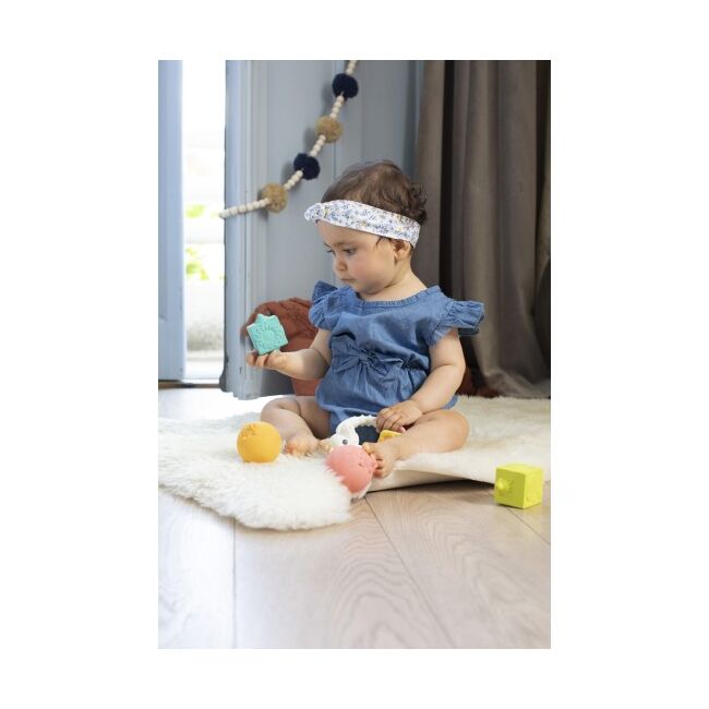 Set cu bile, cuburi si inel dentitie girafa sophie vu220135