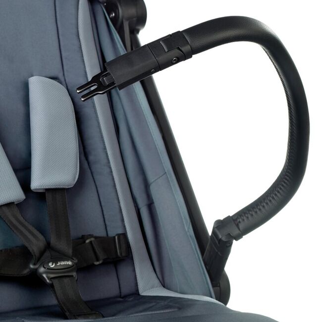 Carucior sport, Jane, Clap, Sistem compact de pliere care permite transportul caruciorului la bordul aeronavei, Cadru din aluminium, De la nastere pana la 26Kg, Conform cu standardul european EN 1888-2:2018+A1:2023, Seal BYN8420421092002