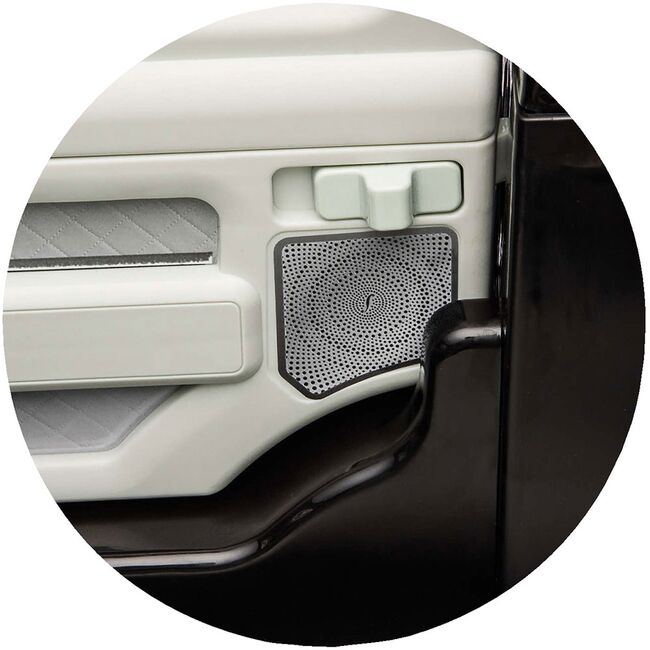 Masinuta electrica Chipolino SUV Mercedes EQG cu scaun din piele si roti EVA black HUBELJMBEQG01B