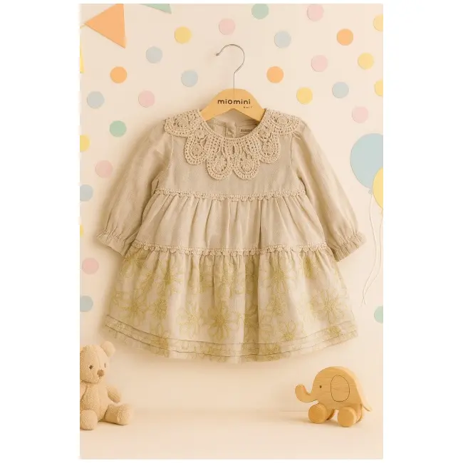 Rochita bebelusa crem vintage &ndash; bumbac, dantela si fustita cu flori brodate trmd4153