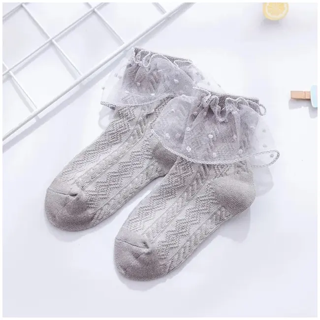 Sosetele gri cu model din tesatura si volanas din tulle mdskk153-3