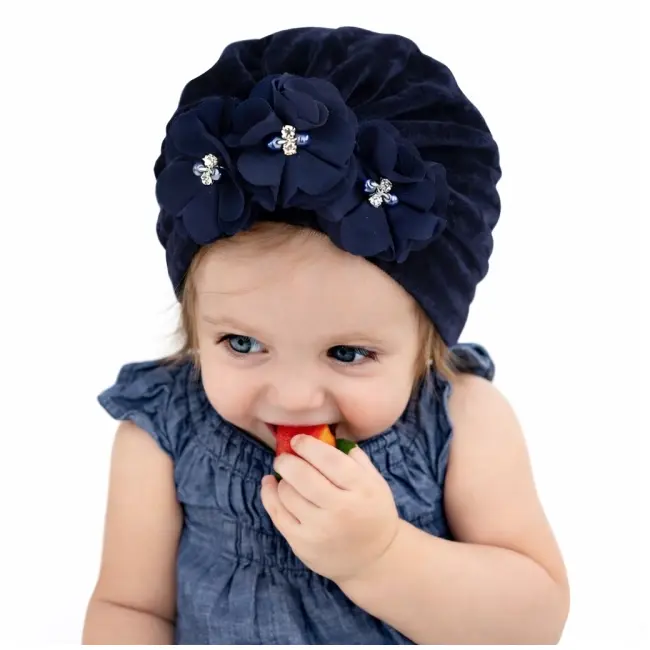 Caciulita bleumarin tip turban din catifea cu flori aplicate mdx-19068-1-sa1