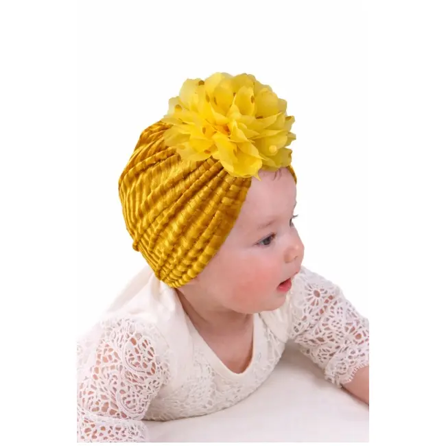 Caciulita galbena tip turban din catifea cu floare aplicata mdx-20153-4