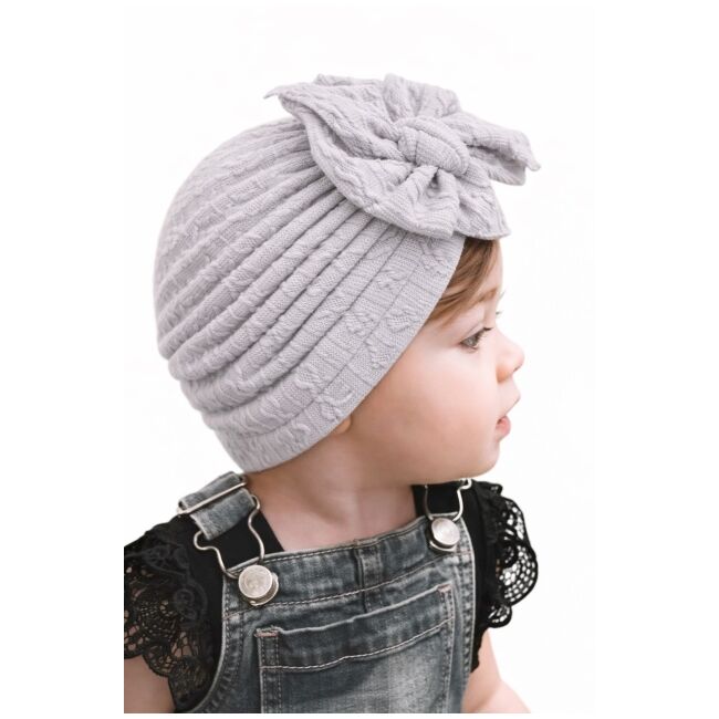 Caciulita gri tip turban cu model din tesatura si funda aplicata amx-22032-3