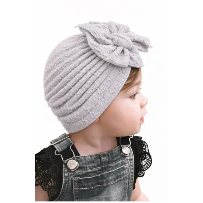 Caciulita gri tip turban cu model din tesatura si funda aplicata amx-22032-3