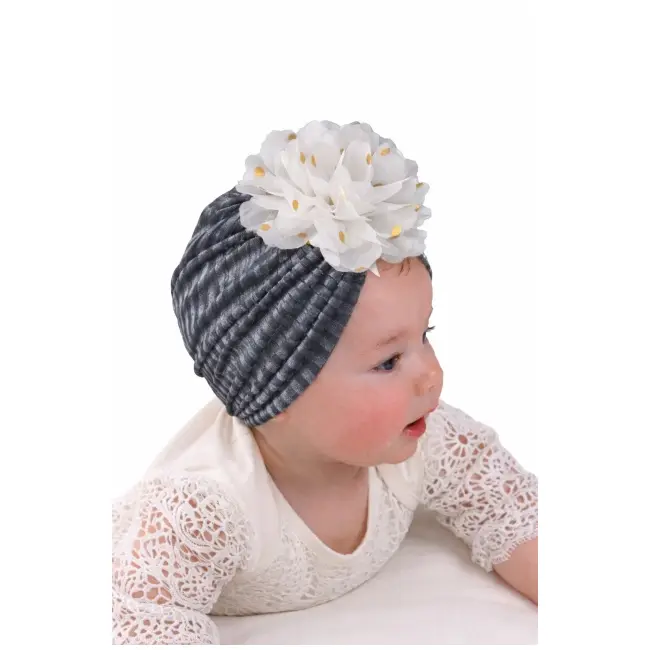 Caciulita gri tip turban din catifea cu floare aplicata mdx-20153-5