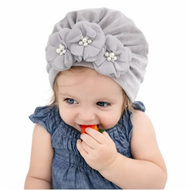 Caciulita gri tip turban din catifea cu flori aplicate mdx-19068-3-sa1