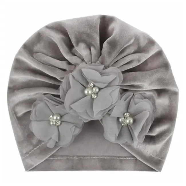 Caciulita gri tip turban din catifea cu flori aplicate mdx-19068-3-sa1
