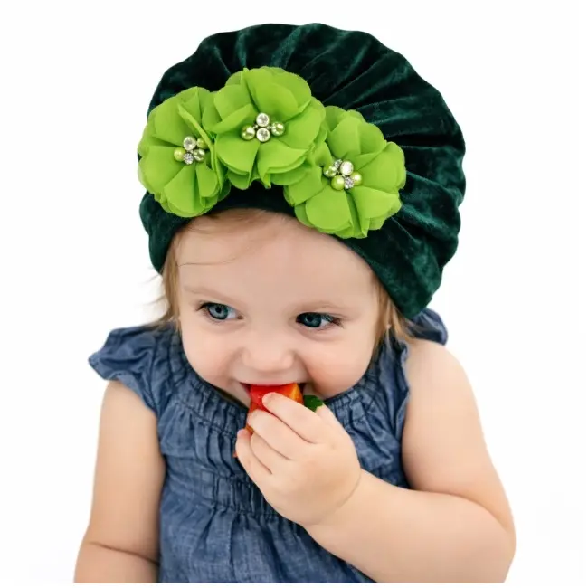 Caciulita verde tip turban din catifea cu flori aplicate mdx-19068-2-sa1