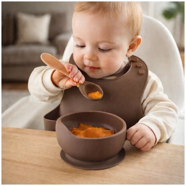 Set din silicon cu bol bavetica si lingurita pentru bebe - maro addta59-6