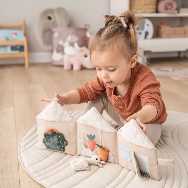 Jucarie senzoriala carticica de plus  casa lui Lalee Done by Deer Lalee Sand