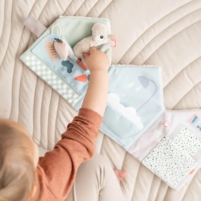 Jucarie senzoriala carticica de plus  casa lui Lalee Done by Deer Lalee Sand