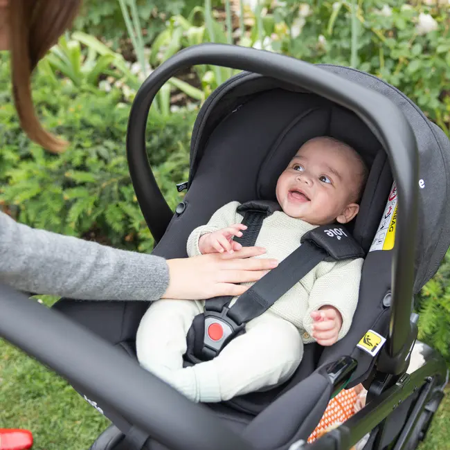 Joie - carucior pentru copii multifunctional 3 in 1 chrome 2 raven  (carucior chrome 2 raven + landou chrome raven+ scoica i-snug raven) bbbt1201jarvn000