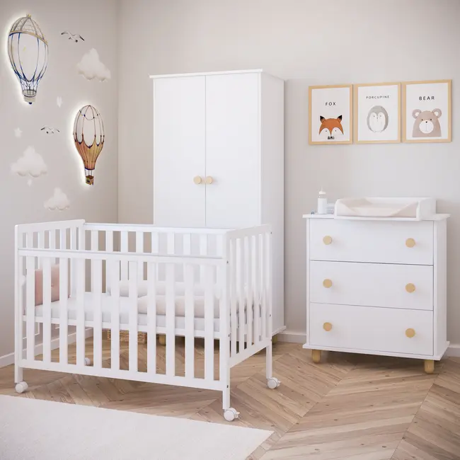 Patut Din Lemn Bambi Alb 120a 60 Cm Laterala Culisanta    Roti Cu Blocare    Protectie Silicon Pentru Dentitie    En 716-1 Pjbbambi120_w