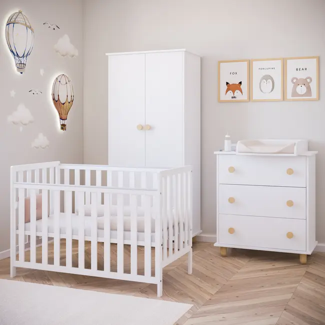 Patut Din Lemn Bambi Alb 120a 60 Cm Laterala Culisanta    Roti Cu Blocare    Protectie Silicon Pentru Dentitie    En 716-1 Pjbbambi120_w