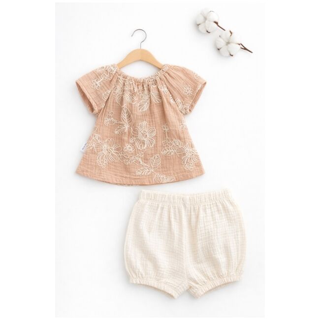 Set bebelusi fetita bluza maro cu broderie florala pantaloni scurti crem vara elegant trpb0225