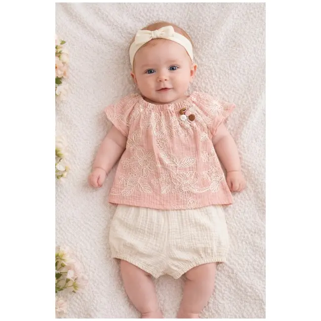 Set bebelusi fetita bluza roz cu broderie florala pantaloni scurti crem vara premium trpb0224