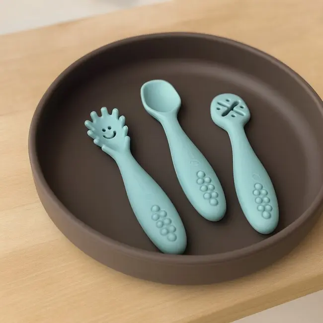 Set 3 lingurite, Petite&Mars, Take&Match, Din silicon, Diverse forme, Pentru supa, paste, alimente usoare, Dezvolta simturile si abilitatile senzoriale, Adecvate pentru masina de spalat vase, Fara BPA, 6 luni+, Sweet Pea, Verde BYN721766