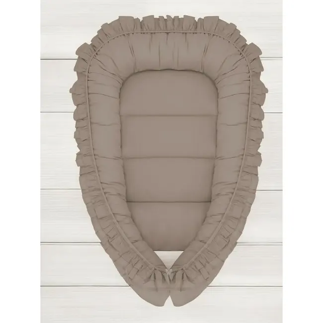 Cosulet bebelus, MimiNu, Pentru dormit, Baby Nest 55 x 75 cm, Cu Volanase, Husa 100% bumbac, Din bumbac certificat Oeko Tex Standard 100, Colectia Royal, Mocha BYN6426972031035
