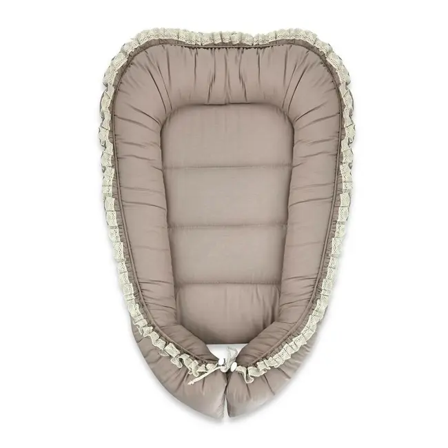 Cosulet bebelus, MimiNu, Premium, Pentru dormit, Baby Nest 55 x 75 cm, Cu Volanase si dantela, Husa 100% bumbac, Din bumbac certificat Oeko Tex Standard 100, Mocha BYN6426972031394
