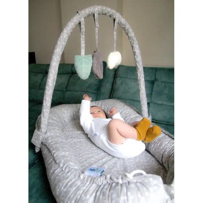 Salteluta BabyNest cu bara jucarii Between parents (Culoare: Gri) JEMbj_4894