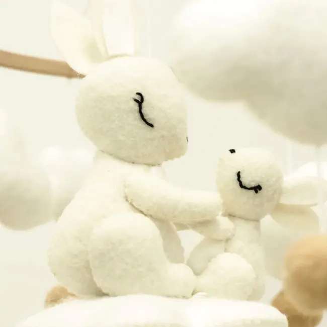 Neno Bani &ndash; carusel pentru pătuț cu suport de prindere JEMNEN-BAB-ZB008