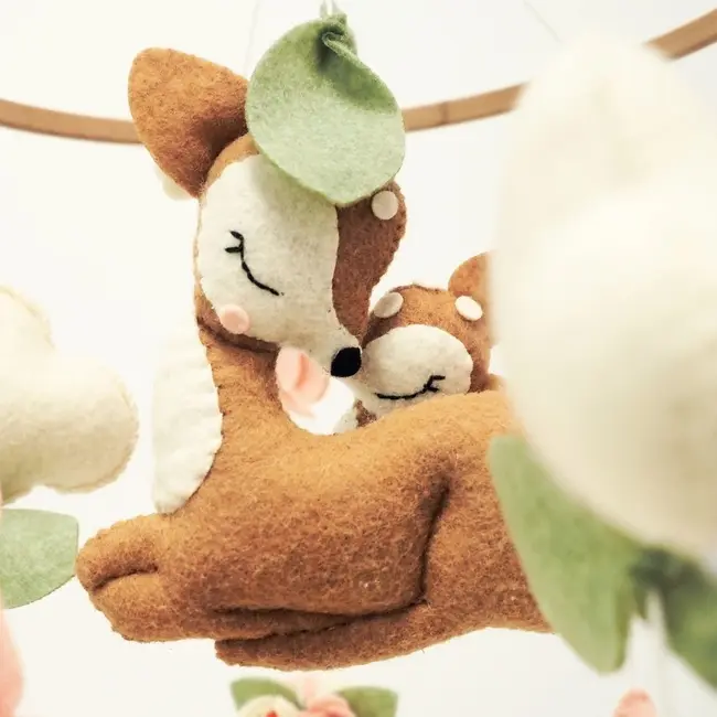 Neno Rosi &ndash; carusel pentru pătuț cu braț de prindere JEMNEN-BAB-ZB009