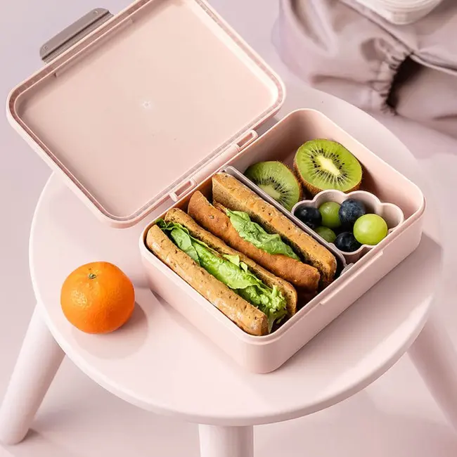 Caserola pentru pranz Done by Deer cu divizor Tiny Farm Powder