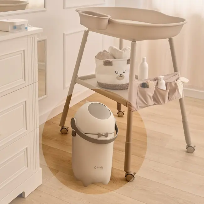 Cos pentru scutece, Lionelo, Capacitate 10 l, Sistem etans impotriva mirosurilor, Compatibil cu saci universali, Operare cu o mana, Alb BYNLOC-PUREBIN_WHITE